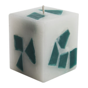 Сувенирная свеча в виде куба 5130/3 белая с зелёными вкраплениями.